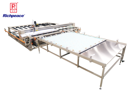 富怡框式電腦絎縫機(撐布帶機型)-法式上料臺