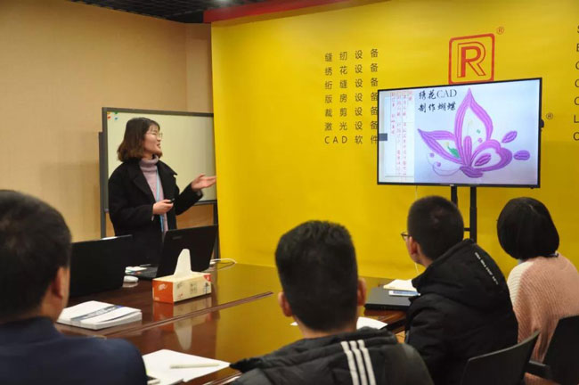 學生依次現(xiàn)場匯報在富怡實習總結 學生依次現(xiàn)場匯報在富怡實習總結