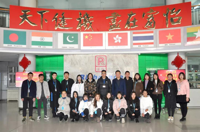 中原工學院學生與老師在富怡合照 中原工學院學生與老師在富怡合照