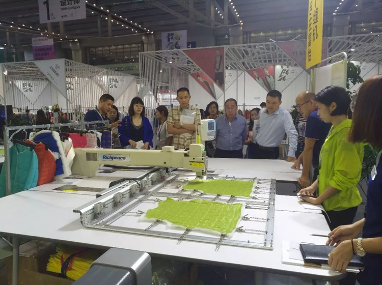 富怡展機圍滿了參展商 富怡展機圍滿了參展商