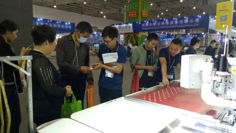 展商圍觀富怡展機(jī)