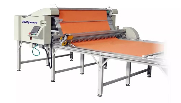 富怡全自動(dòng)針?biāo)髢捎娩伈紮C(jī) 2鋪布機(jī).jpg