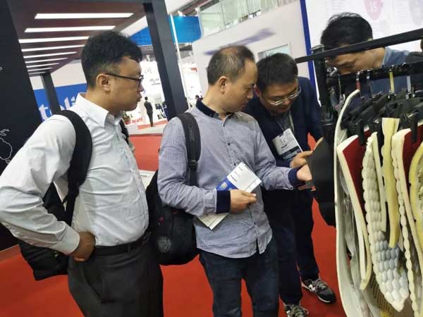 參觀單頭厚料縫紉機皮革樣品 參觀單頭厚料縫紉機皮革樣品