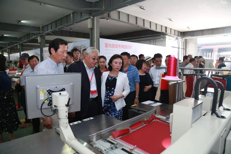 海外僑參觀縫紉機車間 海外僑參觀縫紉機車間.jpg