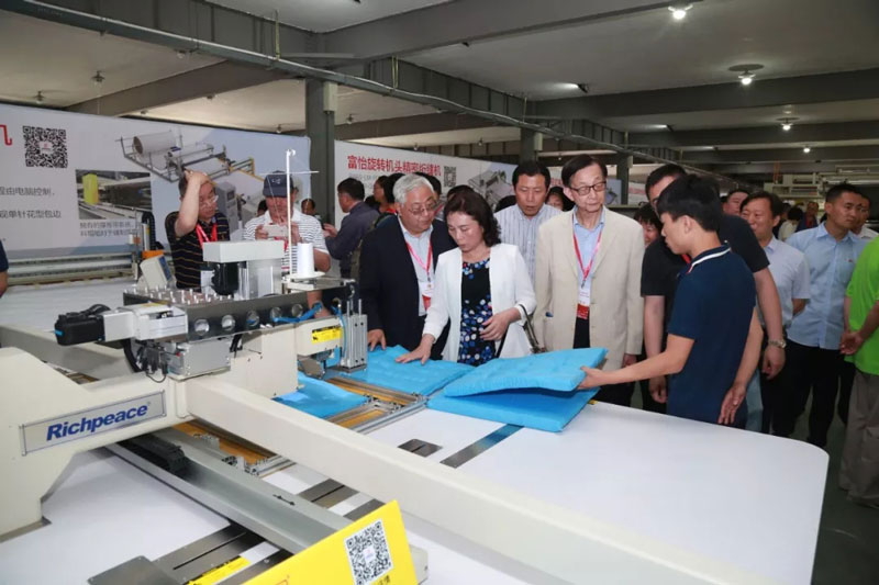 海外僑參觀絎縫機車間 海外僑參觀絎縫機車間.jpg