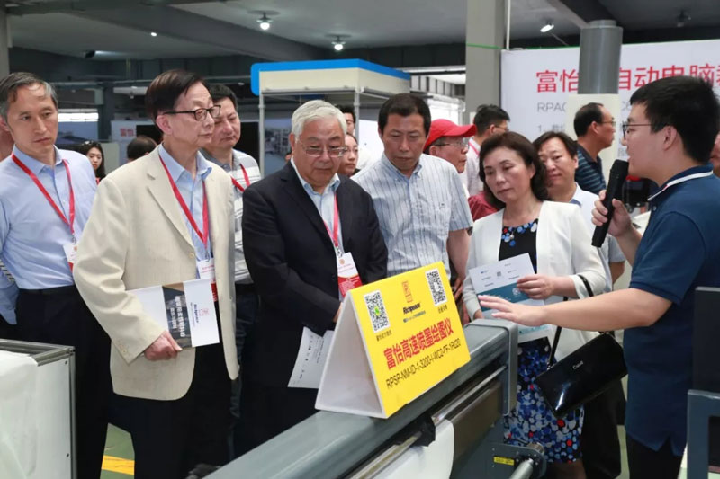 海外僑參觀繪圖儀 海外僑參觀繪圖儀.jpg