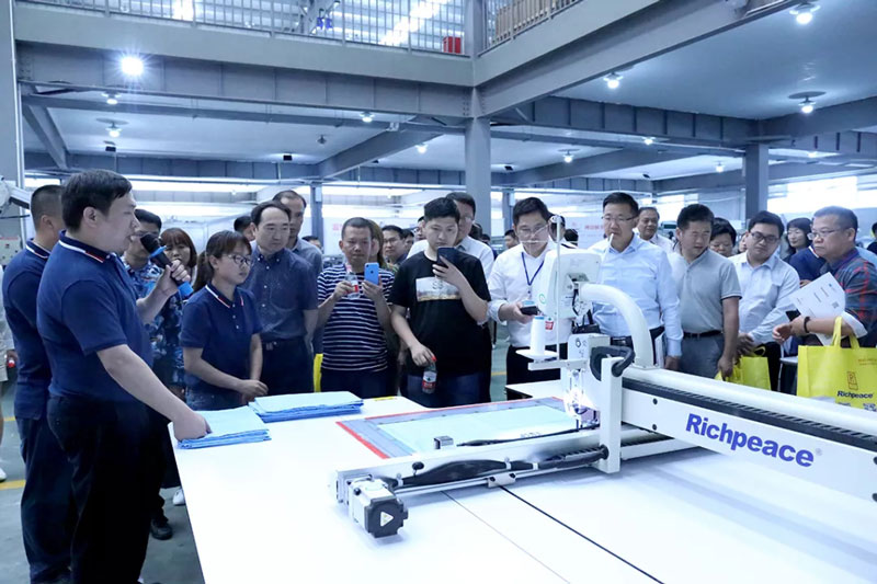 床品專(zhuān)委會(huì)年會(huì)人員參觀上工富怡 床品專(zhuān)委會(huì)年會(huì)人員參觀上工富怡