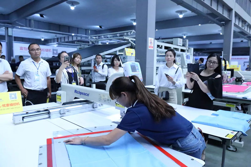 床品專(zhuān)委會(huì)年會(huì)人員參觀上工富怡4