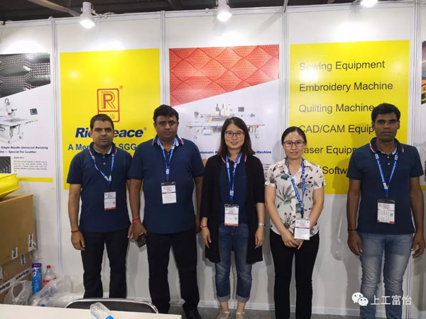 2019服裝技術(shù)博覽會 2019服裝技術(shù)博覽會工作人員合影